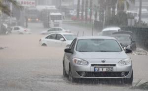 Bodrum pod vodom: Vozači plivajući izlazili iz automobila